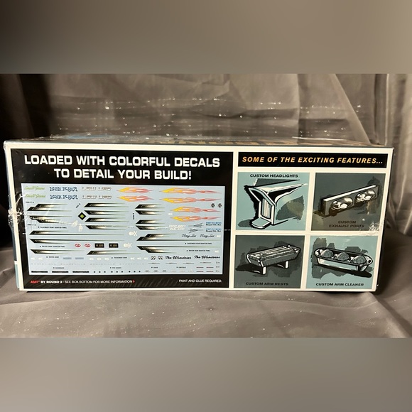 AMT 1-25 Scale Skill 2- 1965 Pontiac Bonneville Sport Coupe 3-in-1 Kit-Model Car - Picture 5 of 7